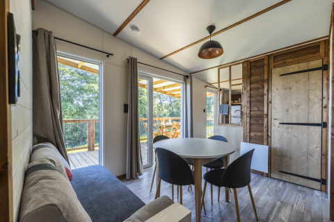 Sala de estar del Cottage Premium en Domaine Seasonova Saâne et Mer en Francia, con decoración moderna y vista a la terraza.