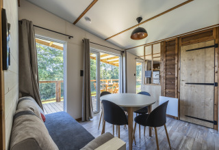 Sala de estar del Cottage Premium en Domaine Seasonova Saâne et Mer en Francia, con decoración moderna y vista a la terraza.