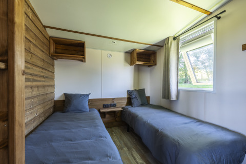 Værelse med to enkeltsenge, træpaneler og vindue på Cottage Premium, Domaine Seasonova Saâne et Mer, Frankrig.