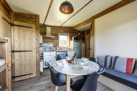 Cocina y comedor modernos en una cabaña Prestige Cottage en Domaine Seasonova Saâne et Mer, Francia.