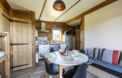 Moderne keuken en eetruimte in een Prestige Cottage bij Domaine Seasonova Saâne et Mer in Frankrijk.