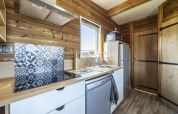 Moderne køkken i Prestige Cottage på Domaine Seasonova Saâne et Mer, Frankrig, med trævægge og vindue.