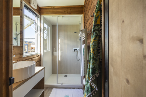 Baño moderno y luminoso en Prestige Cottage, Domaine Seasonova Saâne et Mer, Francia, con ducha amplia.