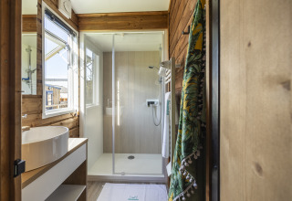 Baño moderno y luminoso en Prestige Cottage, Domaine Seasonova Saâne et Mer, Francia, con ducha amplia.
