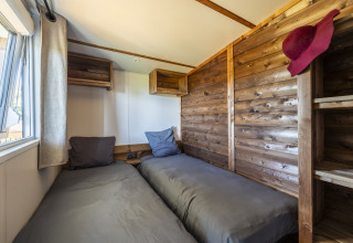 Dos camas individuales con sábanas grises en una Prestige Cottage del Domaine Seasonova Saâne et Mer, Francia.