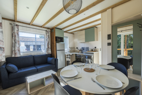 Salón moderno y cocina en la cabaña PMR para discapacitados en Domaine Seasonova Saâne et Mer en Francia.