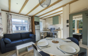 Moderne opholdsstue og køkken i Cottage PMR for handicappede på Domaine Seasonova Saâne et Mer i Frankrig.