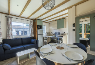 Salón moderno y cocina en la cabaña PMR para discapacitados en Domaine Seasonova Saâne et Mer en Francia.