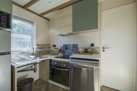 Barrierefreie Küche in Cottage PMR mit modernen Geräten im Domaine Seasonova Saâne et Mer, Frankreich.