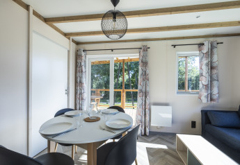 Moderne eethoek in Cottage PMR van Domaine Seasonova Saâne et Mer met zicht op terras en natuur.