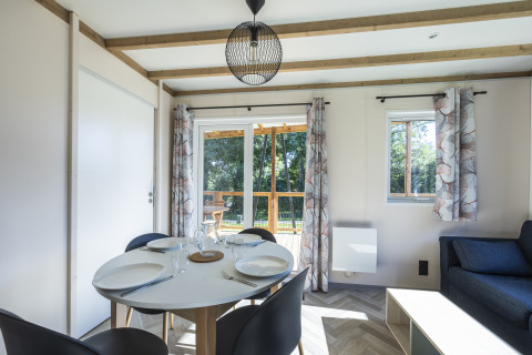 Salle à manger moderne du Cottage PMR au Domaine Seasonova Saâne et Mer avec vue sur terrasse et verdure.