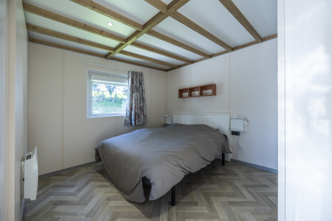 Dormitorio en Cottage PMR para discapacitados en Domaine Seasonova Saâne et Mer, Francia, diseño accesible.