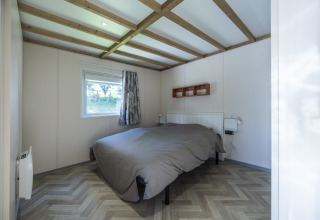 Dormitorio en Cottage PMR para discapacitados en Domaine Seasonova Saâne et Mer, Francia, diseño accesible.