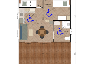 Plano accesible de una cabaña con dormitorios, baño adaptado, cocina, sala y terraza de madera.