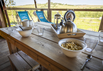 Desayuno al aire libre con tetera y cereales en mesa de madera en Ecolodge, Domaine Seasonova Saâne et Mer.