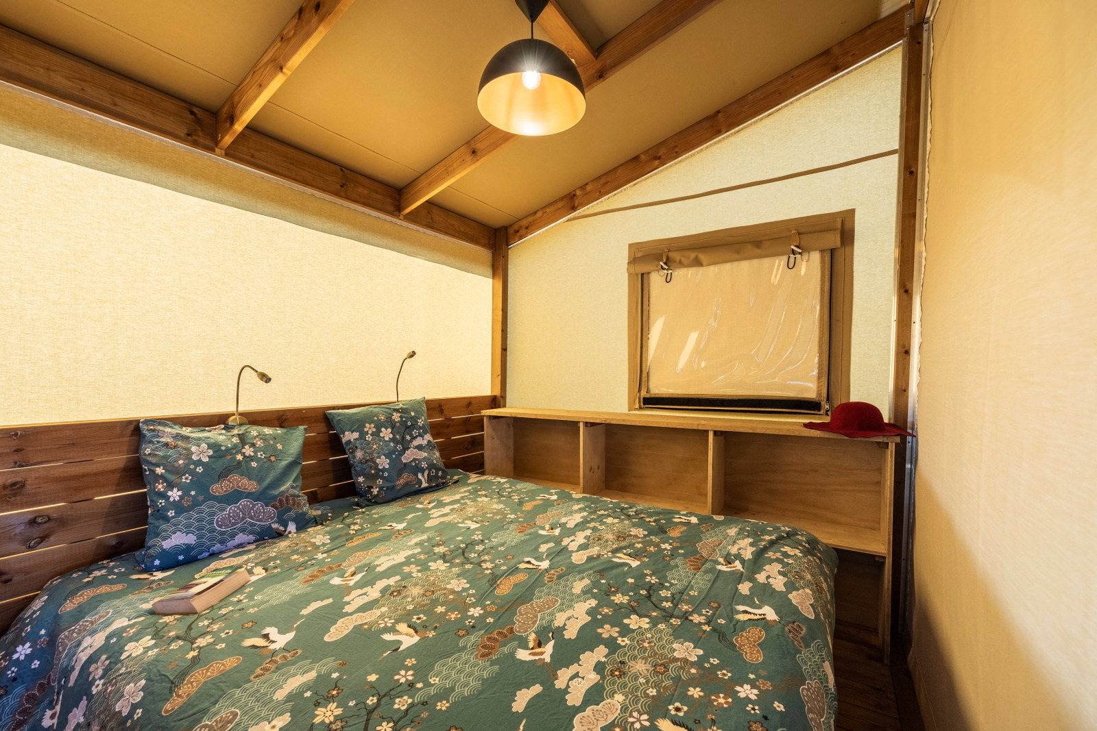 Interieur van een knusse slaapkamer in een safaritent Ecolodge bij Domaine Seasonova Saâne et Mer in Frankrijk.