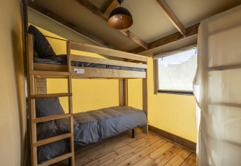 Indvendigt billede af et safari telt Ecolodge ved Domaine Seasonova Saâne et Mer med køjesenge i Frankrig.