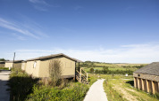 Safari-telt Ecolodge ved Domaine Seasonova Saâne et Mer i Frankrig med udsigt over grønne marker