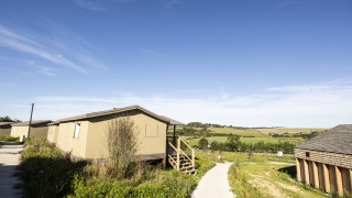 Safari-tent Ecolodge bij Domaine Seasonova Saâne et Mer in Frankrijk met uitzicht op groene velden