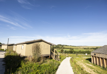 Tienda safari Ecolodge en Domaine Seasonova Saâne et Mer, Francia, con vista a campos y naturaleza