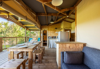 Interior de tienda safari ecolodge con muebles de madera en Domaine Seasonova Saâne et Mer, Francia.