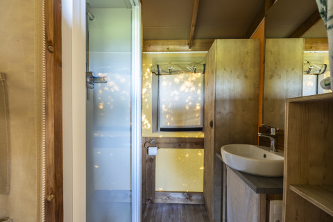 Vista interior del baño en una ecolodge de tienda safari en Domaine Seasonova Saâne et Mer en Francia.