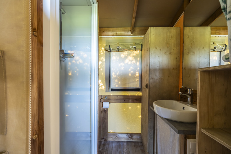 Vista interior del baño en una ecolodge de tienda safari en Domaine Seasonova Saâne et Mer en Francia.