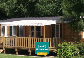 Charming Cottage Zen wooden cabin with veranda, surrounded by greenery at Campings Seasonova.