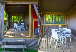 Brillante terraza de madera en tienda safari Mobilodge en Camping Seasonova La Forêt, Francia, con área para comer.