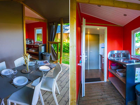 Vista interior de la cocina y comedor de la tienda safari Mobilodge en Camping Seasonova La Forêt, Francia.