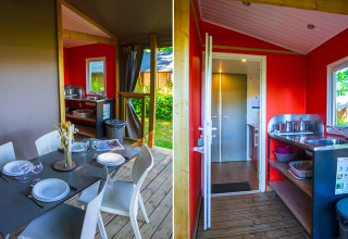 Vista interior de la cocina y comedor de la tienda safari Mobilodge en Camping Seasonova La Forêt, Francia.