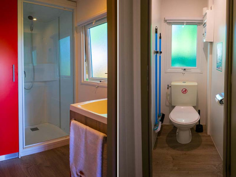 Badkamer en toilet in een Mobilodge safari-tent bij Camping Seasonova La Forêt in Frankrijk.