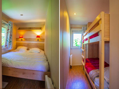Twee gezellige slaapkamers in een Gipsy wagon bij Camping Seasonova La Forêt, Frankrijk met tweepersoonsbed en stapelbedden.
