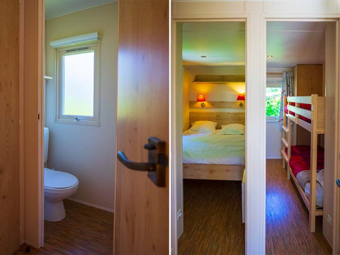 Interieur van een Gipsy wagon op Camping Seasonova La Forêt in Frankrijk, met toilet en slaapkamers.