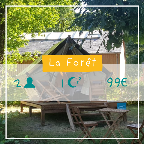 Trekantet tipi-telt på trædæk, kaldet Séjour Slow Life, ved Camping Seasonova La Forêt i Frankrig, til 2 personer.