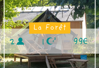 Trekantet tipi-telt på trædæk, kaldet Séjour Slow Life, ved Camping Seasonova La Forêt i Frankrig, til 2 personer.