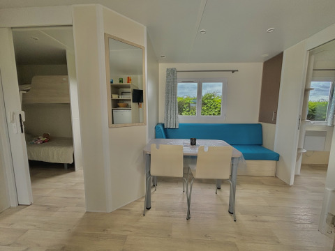 Interieur van het Cottage PMR, toegankelijk voor mindervaliden, op Camping Seasonova Le Point du Jour in Frankrijk.