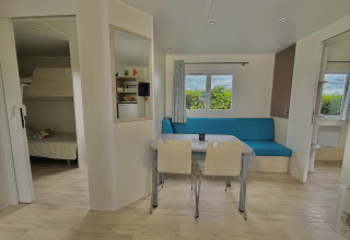 Interieur van het Cottage PMR, toegankelijk voor mindervaliden, op Camping Seasonova Le Point du Jour in Frankrijk.