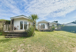 Udendørsbillede af Cottage Zen-hytter på Camping Seasonova Le Point du Jour i Frankrig under blå himmel.