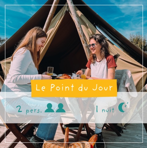 Twee vrouwen genieten van ontbijt bij een Slow Life-tent op Camping Seasonova Le Point du Jour in Frankrijk.