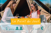 Dos mujeres desayunan frente a una tienda Slow Life en Camping Seasonova Le Point du Jour, Francia.