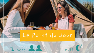 Zwei Frauen frühstücken vor einem Safari-Zelt im Slow-Life-Stil auf dem Campingplatz Le Point du Jour, Frankreich.