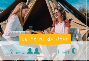 Twee vrouwen genieten van ontbijt bij een Slow Life-tent op Camping Seasonova Le Point du Jour in Frankrijk.