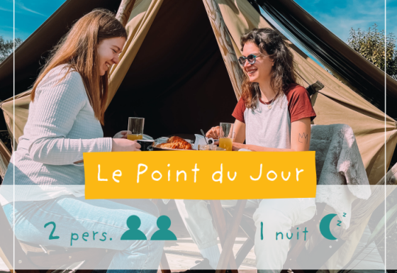 Twee vrouwen genieten van ontbijt bij een Slow Life-tent op Camping Seasonova Le Point du Jour in Frankrijk.