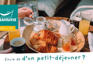 Desayuno con croissants, zumo y café en la tienda Slow Life del Camping Seasonova en Francia.