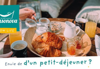 Morgenmad på et træbord med croissanter, juice og kaffe på Seasonova Camping Slow Life i Frankrig.