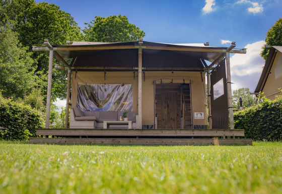 Lussuosa tenda safari al Holiday park De Boshoek nei Paesi Bassi, immersa nel verde rigoglioso.