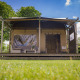 Luksuriøst safaritelts lodge ved Holiday park De Boshoek, Holland, omgivet af frodige grønne omgivelser.