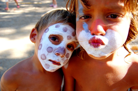 Twee kinderen met geschminkt gezicht op Camping Mas Patoxas, een vakantiepark in Catalonië, Spanje.