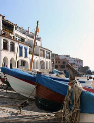 Barques de pêche sur la plage devant des maisons blanches dans la ville côtière de Pals, en Catalogne, Espagne.